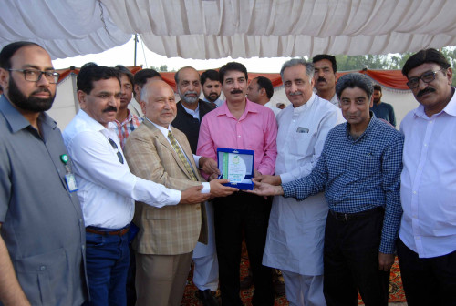 Dr. Amjad Bukhari distributing award on Kisan Mela, dignities are there